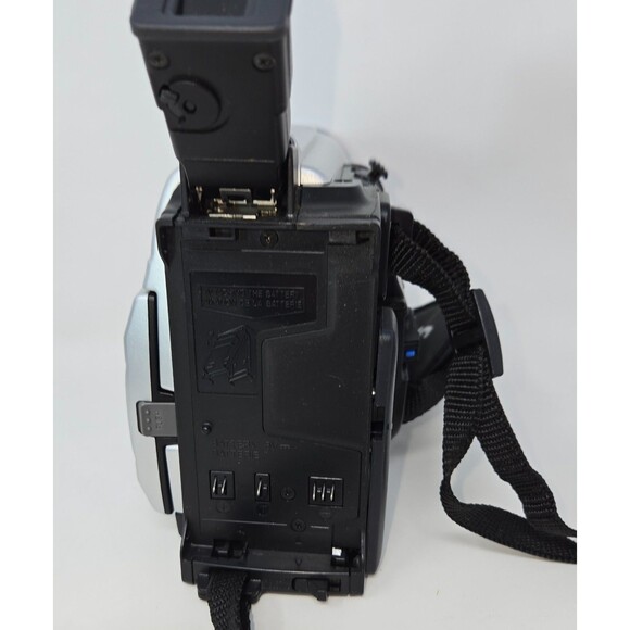 JVC Compact VHS Camcorder VHS-C GR-AXM17U w/ Tape Adapter Case Power & RCA Cords - Picture 7 of 16